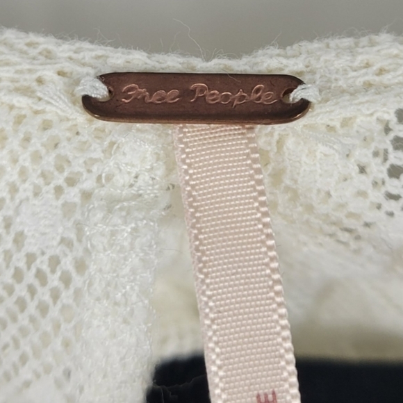 FREE PEOPLE Peplum White Lace Top Blue Embroidery Size Small - Picture 7 of 9